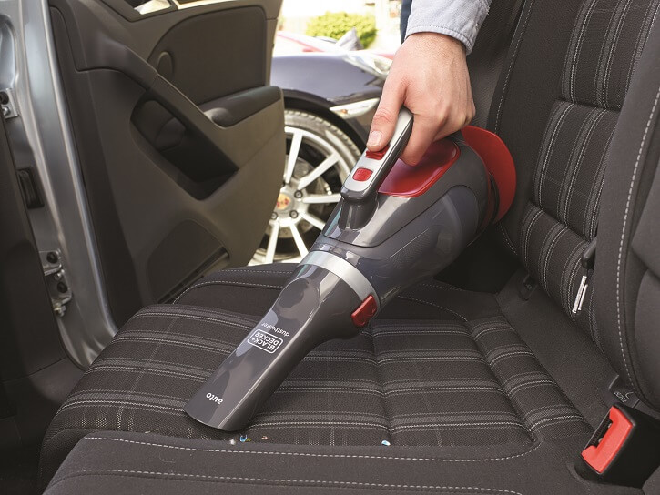 black+decker-adv1200 aspirando interior coche